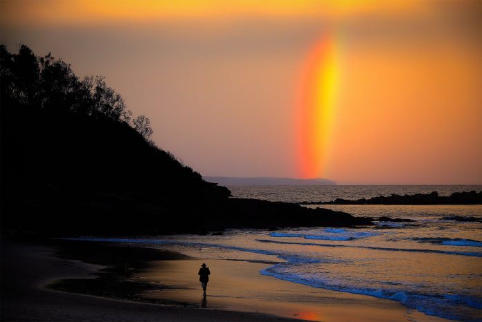 Pôr do sol nos presenteia com arco-íris bicolor em praia na Austrália