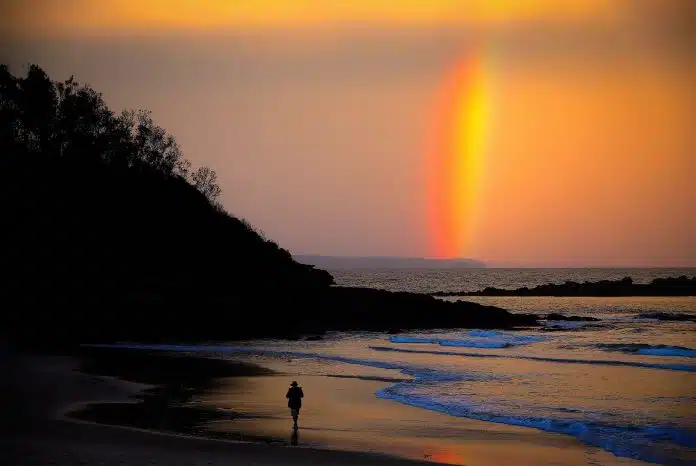 Pôr do sol nos presenteia com arco-íris bicolor em praia na Austrália