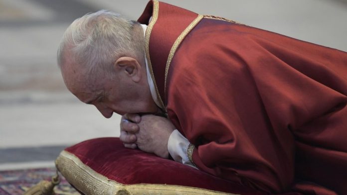 “Deus é nosso aliado, não do vírus!”, afirmou pregador do Vaticano na liturgia da Paixão de Cristo