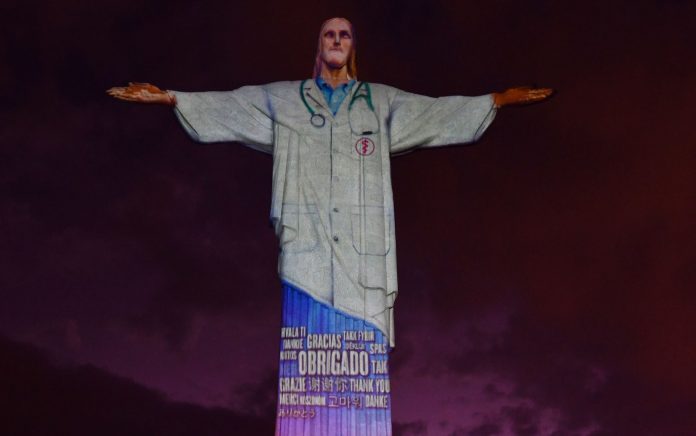 Cristo Redentor ‘veste’ jaleco em homenagem aos profissionais de saúde durante pandemia (Vídeo)