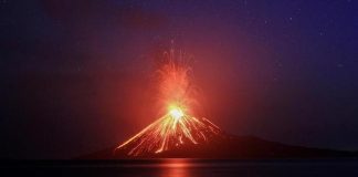 Temido vulcão Krakatoa entra em erupção na Indonésia