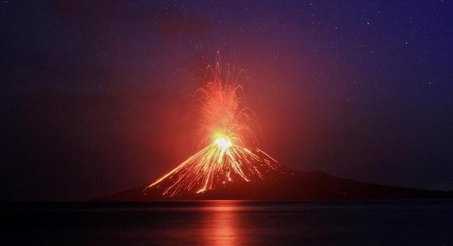 Temido vulcão Krakatoa entra em erupção na Indonésia