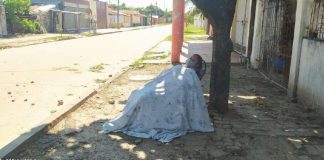 Mulher é abandonada na rua (por sua família) após apresentar sintomas do novo coronavírus