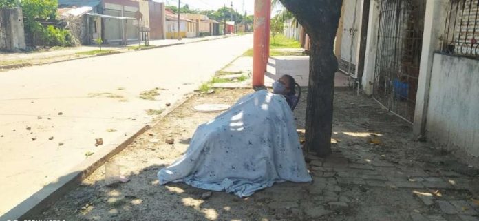 Mulher é abandonada na rua (por sua família) após apresentar sintomas do novo coronavírus