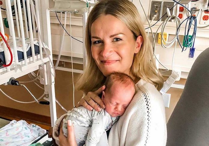 Grávida que deu à luz em coma por covid-19, acorda e abraça filha pela primeira vez