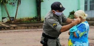 Policial se sensibiliza ao ver idosa com pano no rosto para evitar o coronavírus e doa máscaras