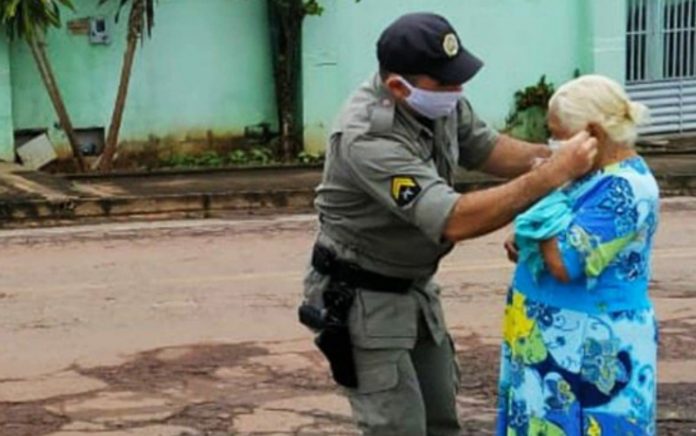 Policial se sensibiliza ao ver idosa com pano no rosto para evitar o coronavírus e doa máscaras