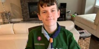 Menino cria “protetor de orelha” para aliviar a pressão e dores causadas por máscaras