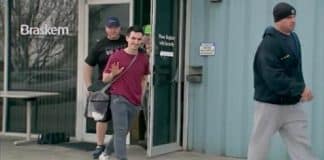 Trabalhadores deixam a fábrica depois de passarem 28 dias confinados produzindo materiais de saúde