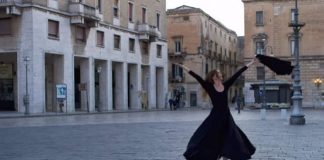 Artista  dança a “pizzica” na praça deserta de Lecce para “exorcizar” o coronavírus
