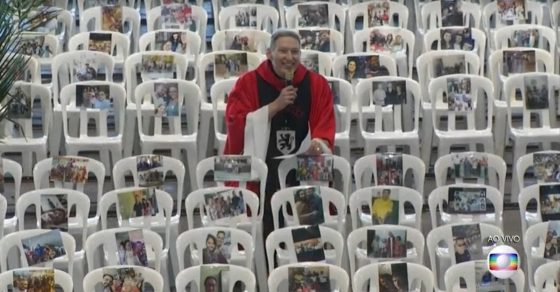 revistapazes.com - Padre Marcelo emociona ao celebrar missa com fotos de profissionais de saúde sobre cadeiras vazias