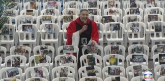 Padre Marcelo emociona ao celebrar missa com fotos de profissionais de saúde sobre cadeiras vazias