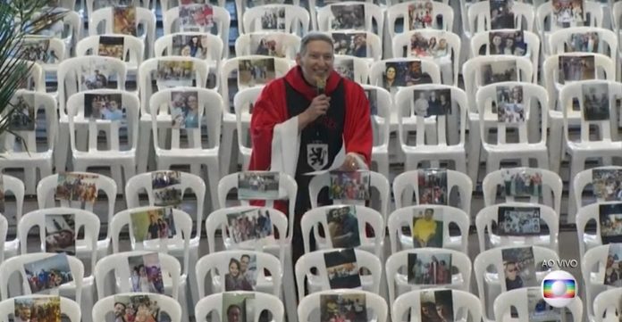 Padre Marcelo emociona ao celebrar missa com fotos de profissionais de saúde sobre cadeiras vazias