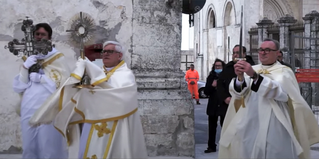 Cidade italiana invoca a proteção da espada de São Miguel contra o coronavírus (vídeo)