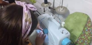 Solidariedade: menina de 9 anos costura máscaras e doa para moradores de rua