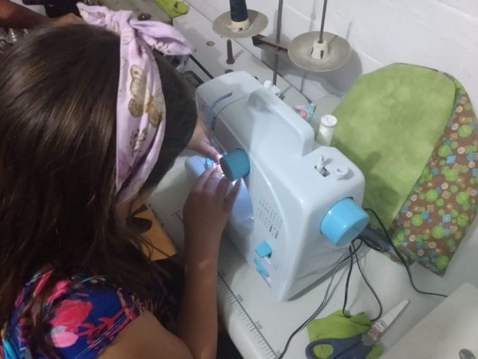 Solidariedade: menina de 9 anos costura máscaras e doa para moradores de rua