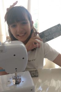 revistapazes.com - Solidariedade: menina de 9 anos costura máscaras e doa para moradores de rua