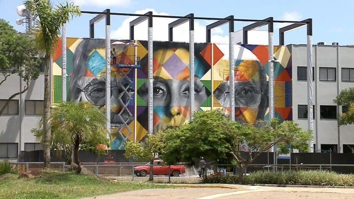 Eduardo-Kobra-Mural-com-imagens-de-Darcy-Ribeiro-Clarice-Lispector-e-Paulo-Freire.-2-696×392