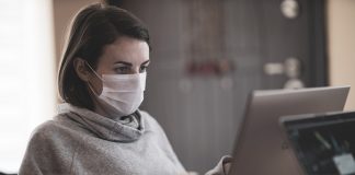Rupturas, luto, depressão, ansiedade: vale a pena iniciar uma terapia online em meio à pandemia?