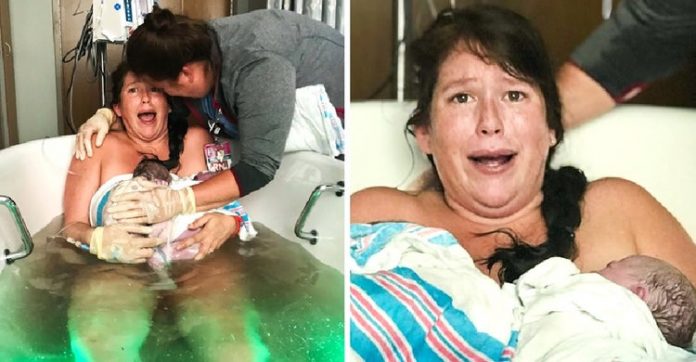 Mãe descobre que terá gêmeos segundos após nascer o primeiro bebê