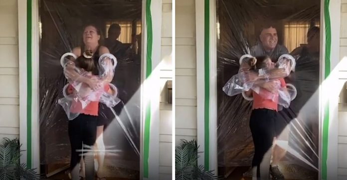 Netinha de 10 anos cria uma cortina de plástico inovadora para abraçar os avós