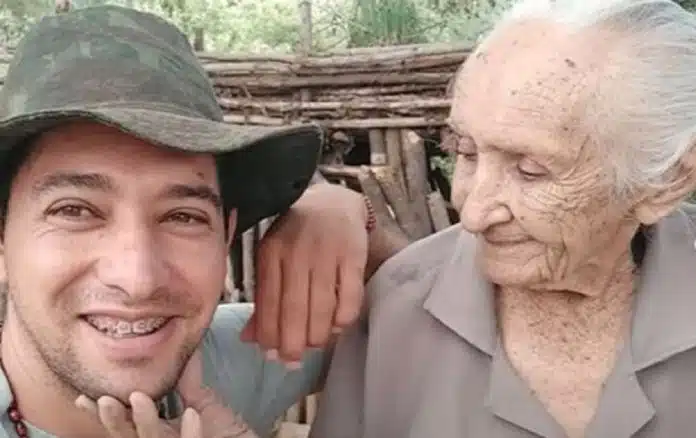 Neto deixa dois empregos para cuidar da avó com Alzheimer