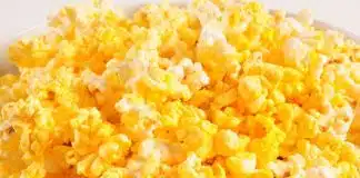 Pipoca amanteigada do cinema: aprenda a fazer e bora maratonar!