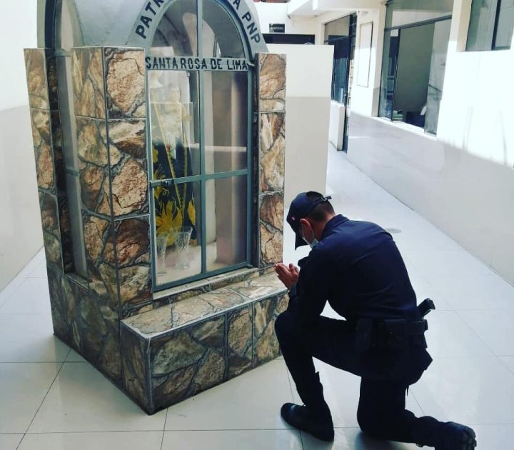 revistapazes.com - "Em lágrimas e de joelhos" policiais oram por proteção contra o coronavírus