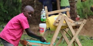 Garoto queniano de 9 anos cria máquina de lavar as mãos e é premiado no Quênia