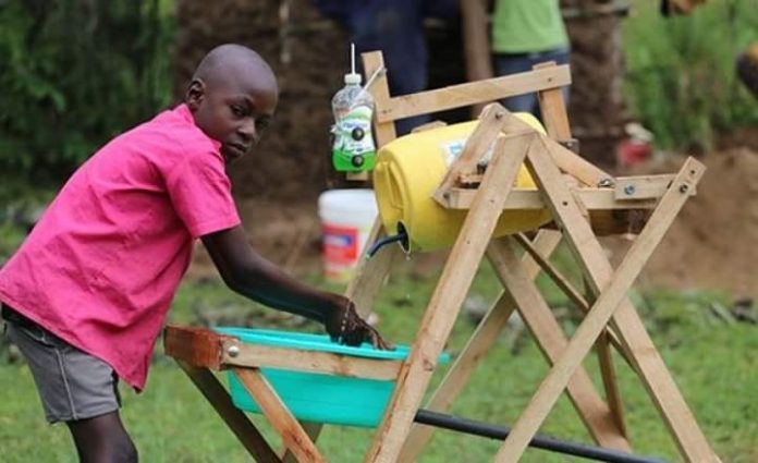 Garoto queniano de 9 anos cria máquina de lavar as mãos e é premiado no Quênia