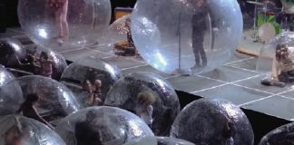 Banda faz show com público dentro de bolhas gigantes para evitar propagação da covid, nos Estados Unidos