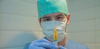 Lote da vacina de Oxford já chegou ao Brasil; saiba quem pode ser voluntário