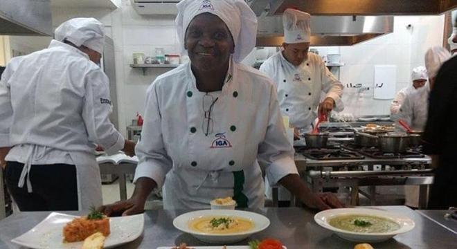 Diarista de 63 anos, dona Marli se forma em culinária e viraliza na internet