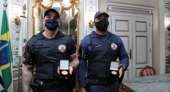 Guardas que foram humilhados por desembargador recebem medalha por “conduta exemplar”