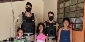 Menina de 10 anos liga para polícia pedindo cesta básica e policiais fazem doações