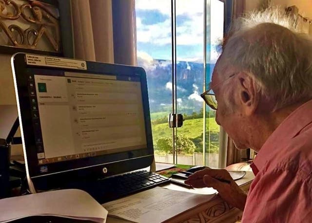 revistapazes.com - Este universitário, com 92 anos,  adaptou-se à internet para assistir aula online durante a pandemia