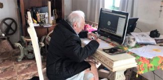Este universitário, com 92 anos,  adaptou-se à internet para assistir aula online durante a pandemia