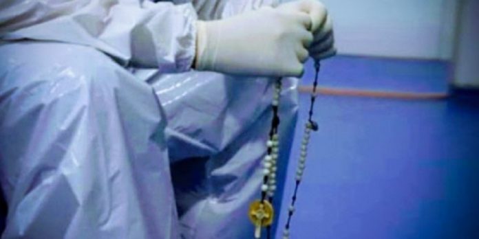 Diante da covid-19, médico recorre à fé e, com o terço em mãos, reza pelos pacientes