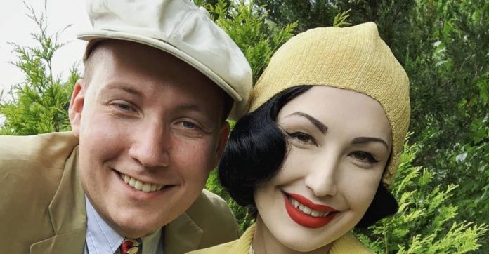 Este casal vive como se estivéssemos nos anos de 1930. Apaixonados à moda antiga!