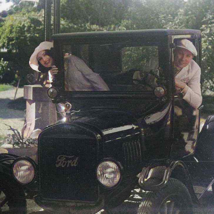 revistapazes.com - Este casal vive como se estivéssemos nos anos de 1930. Apaixonados à moda antiga!