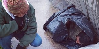 Sem teto é encontrado dentro de saco de lixo: ‘Como se fosse embalagem vazia’ e sensibiliza a internet