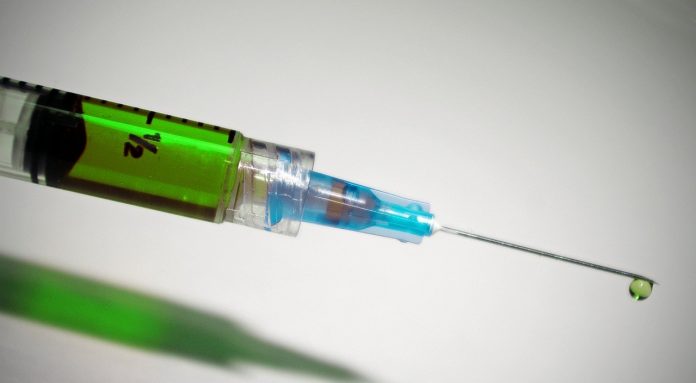 Vacina russa para Covid-19 induziu resposta imune e não teve efeitos adversos, diz estudo preliminar