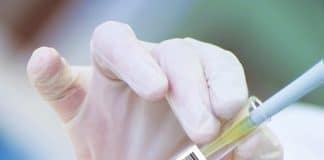 Empresa farmacêutica revela os sintomas que causaram pausa no teste da vacina de Oxford