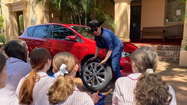 revistapazes.com - Na Austrália, as meninas aprendem manutenção de carros desde os 11 anos nas escolas