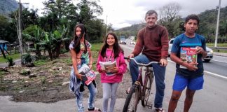 Sem internet, pai pedala 28 km de bicicleta, toda semana, de um estado a outro para  buscar tarefas dos filhos