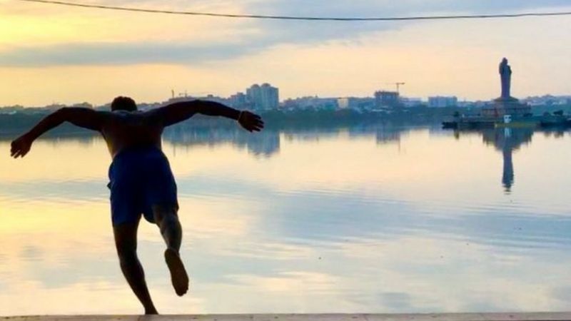 revistapazes.com - Mergulhador indiano já salvou mais de cem vidas de um lago que atrai suicidas