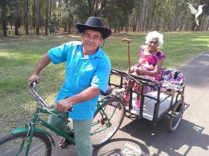 Idoso adapta bicicleta para para passear todos os dias com sua esposa. Um cavalheiro!
