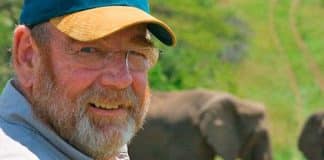 Manada de elefantes comparece ao funeral de seu tratador