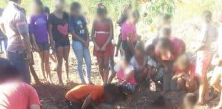 Sem ter o que comer, moradores de Porto Iguaçu cavam para encontrar cerca de 1000 caixas de frango descartadas por órgão sanitário