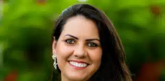 Professora brasileira de libras e português é uma das dez finalistas do Global Teacher Prize